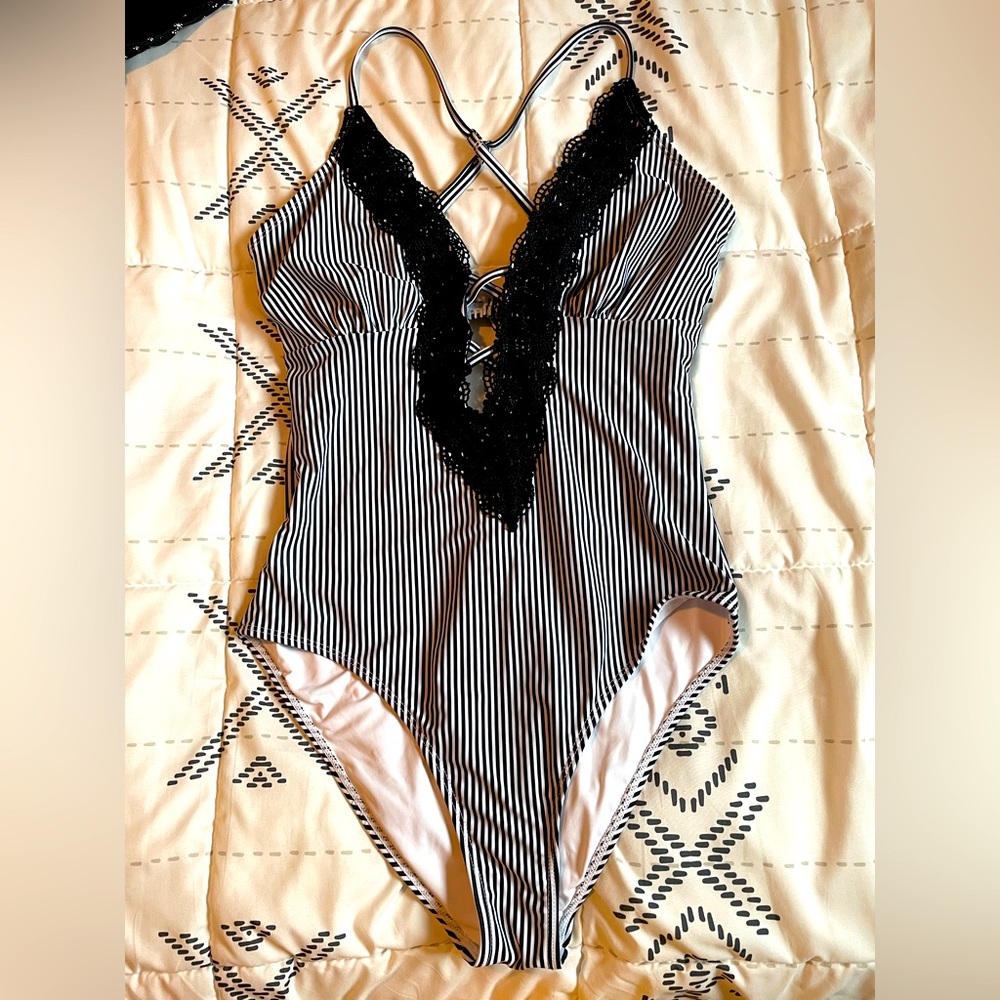 Cupshe Women's Large One Piece Swimsuit Lace Black/White Stripe